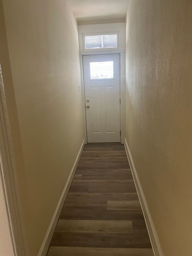 Building Photo - Large beautiful Home waiting for you