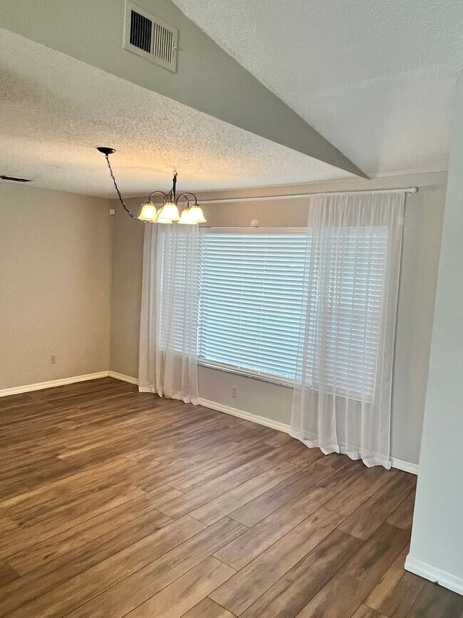 Building Photo - BEAUTIFUL 3 BEDROOM POOL HOME IN SANDPIPER...