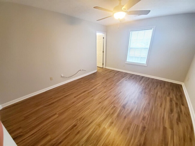 Building Photo - 213 Black Water Ln