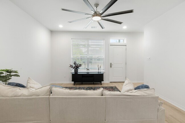 Building Photo - 307 Sterling St