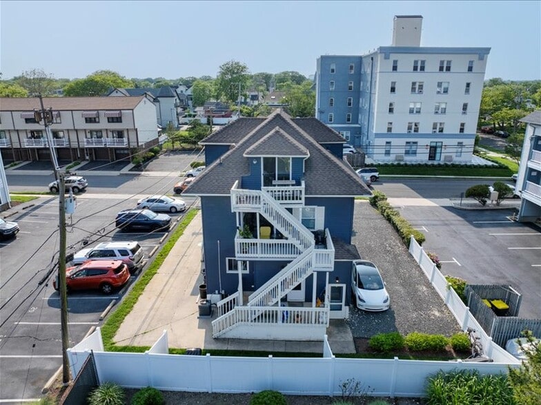 Building Photo - 606 Beach Ave