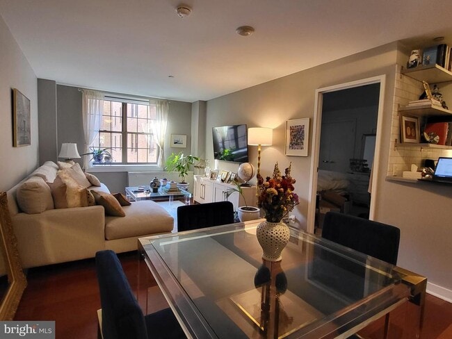 Building Photo - 219 S 18th St