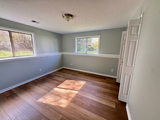 Building Photo - 2075 Janes Ave NE