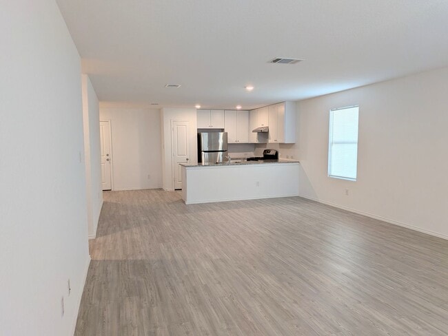 Building Photo - Fresh and Clean in New Braunfels!!