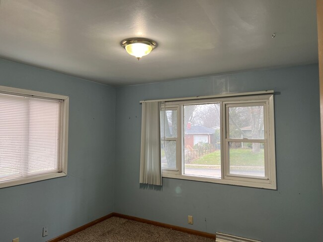 Building Photo - 3 bedroom 1.5 Bathroom with a Large Backya...