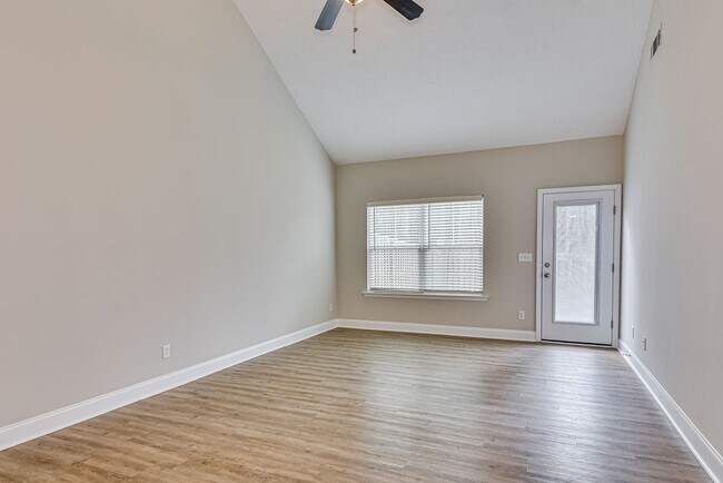 Building Photo - 2 Bed/ 2 Bath Townhome - 7 Minutes from Fort Gordon!