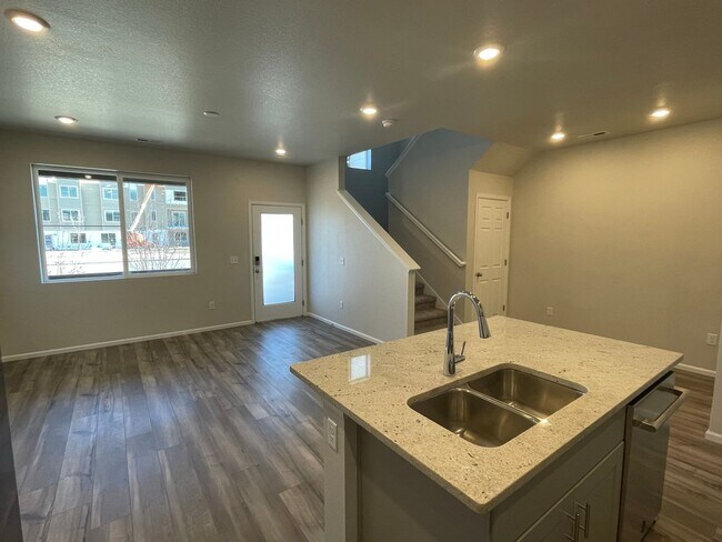 Building Photo - Updated 3 Bedroom Townhome Available July