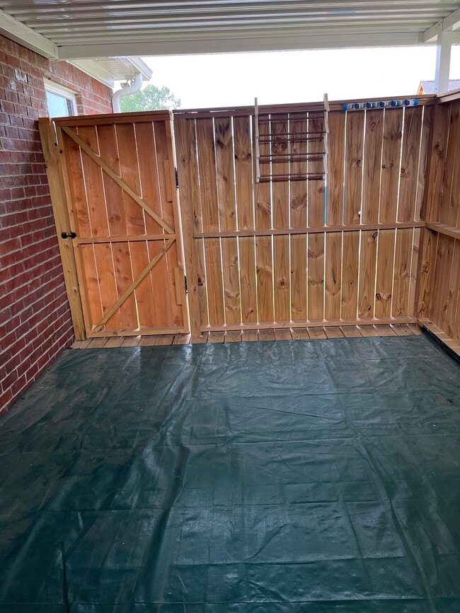 Building Photo - "Charming 2-Bed, 2-Bath Condo with Gleaming Hardwood Floors in Fairview's Fernvale Springs!"