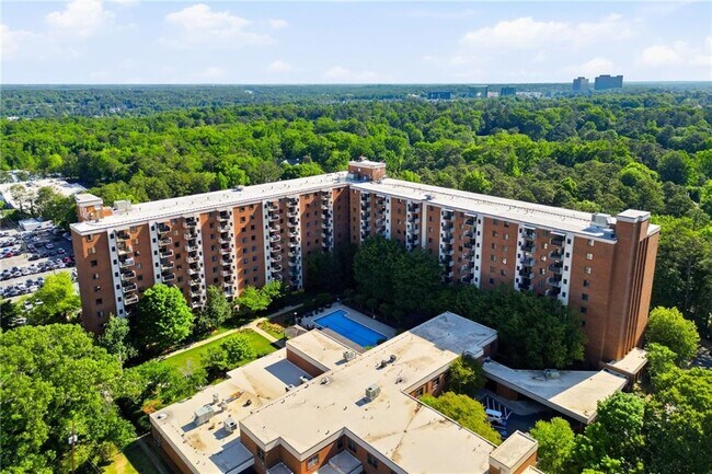 Building Photo - 300 Johnson Ferry Rd