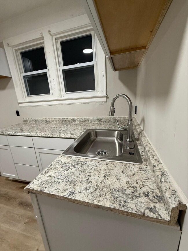 Building Photo - Bright & Cozy 3-Bed Duplex for Rent in Detroit