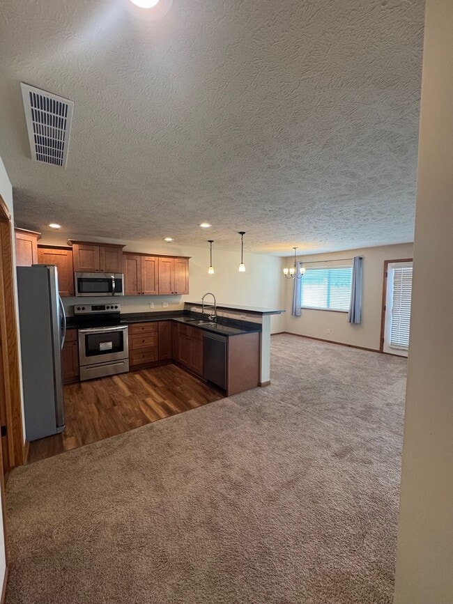 Building Photo - Spacious 3-Bedroom Townhome in Prairie Vil...