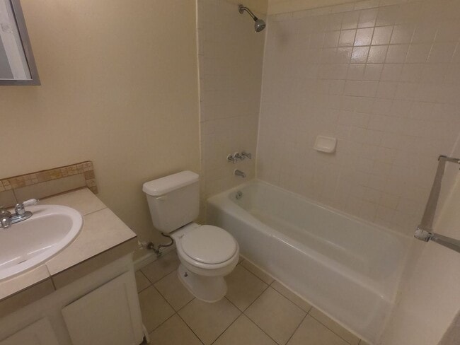 Building Photo - Cool Garden level unit, affordable utilities-only pay electric!