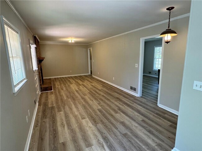 Building Photo - 5594 Laurel Ln NW