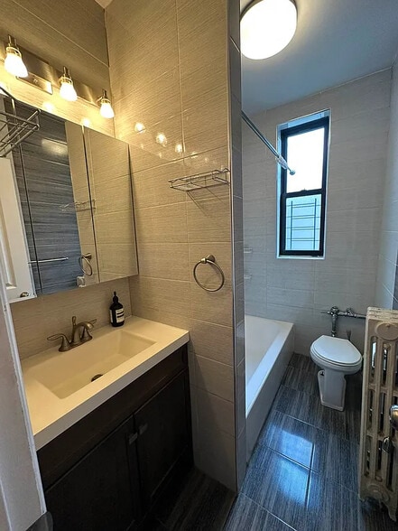 Building Photo - 240 Crown St