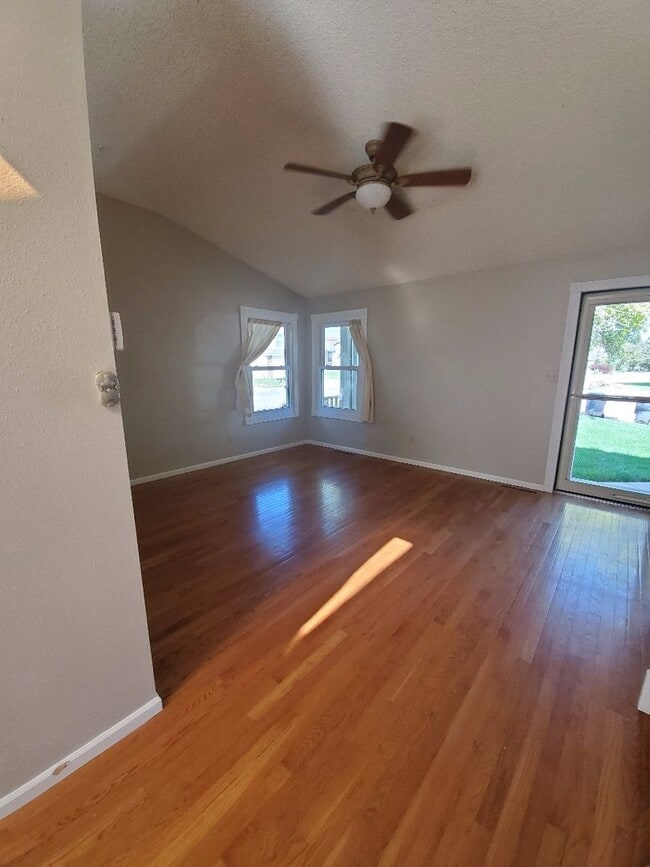 Building Photo - PET FRIENDLY, 4 BEDROOM, 2.5 BATH WITH ATT...
