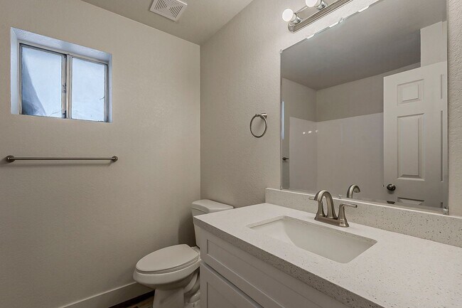 Building Photo - 558 S Lesueur