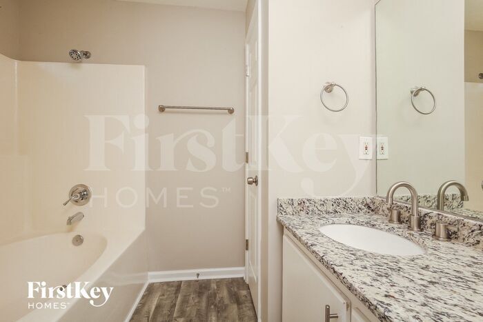 Building Photo - 105 SADDLESTONE Ct S