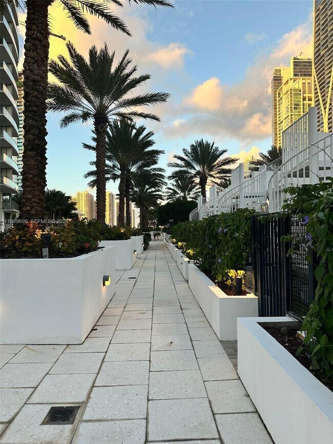 Building Photo - 851 NE 1st Ave