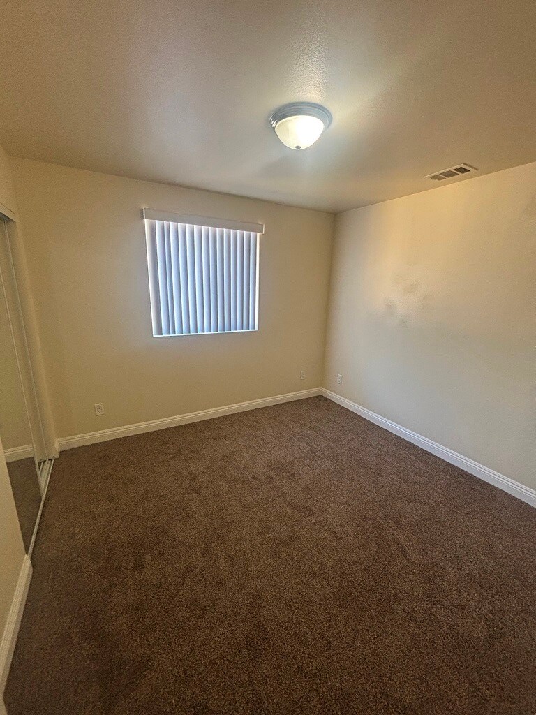 Building Photo - 829 E 84th St