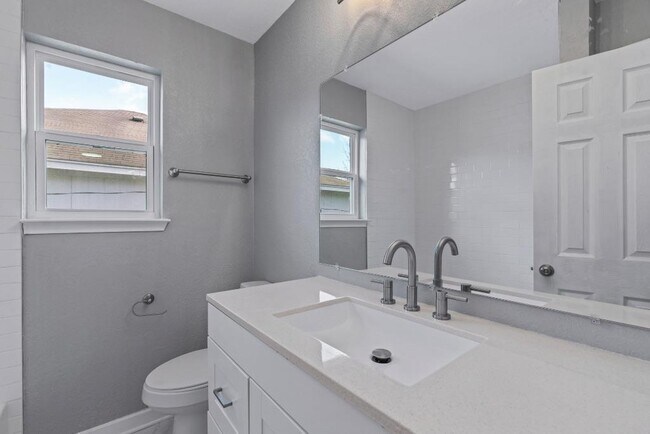 Building Photo - 700 Creekmont Dr