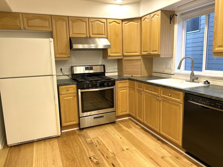 Building Photo - 17592 SW Heatherwood Ln