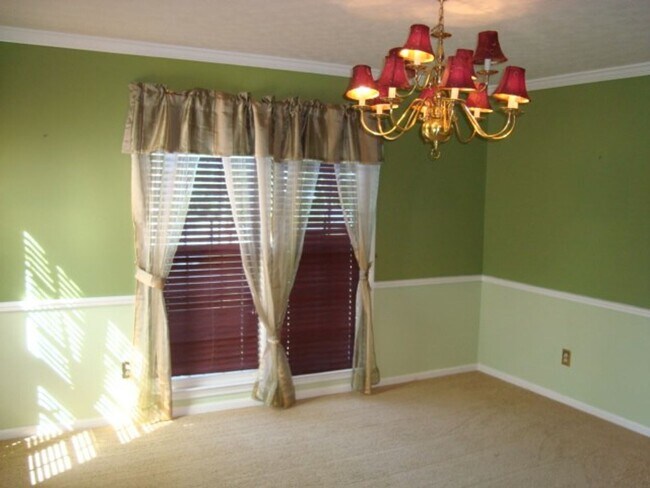 Building Photo - 4 Bedroom 2.5 Bath Home available to rent!