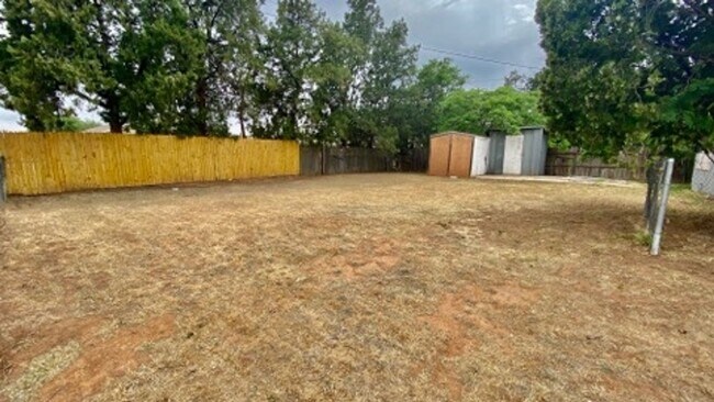 Building Photo - Handyman Special $0 First Month's Rent / “You fix, you SAVE BIG!!” Contact Mayshell for details: ...