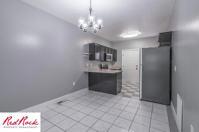 Building Photo - Lovely 2 Bedroom Condo. Pet Friendly!