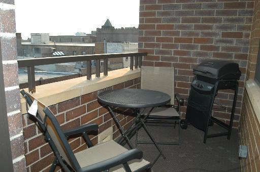 Building Photo - Lakeview! Furnished Penthouse 2 bedroom with private balcony