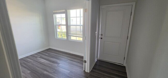 Building Photo - **** READY TO MOVE IN NOW ****