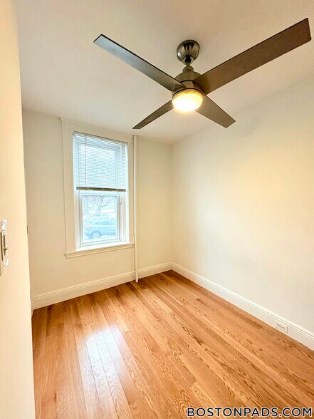 Building Photo - 121 Park Dr