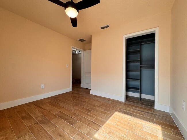 Building Photo - 2488 Beachview Dr