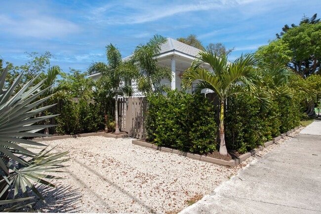 Building Photo - Beautifully Furnished 2 Bedroom 1 Bathroom...