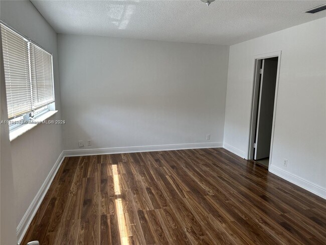 Building Photo - 8605 NW 35th Ct