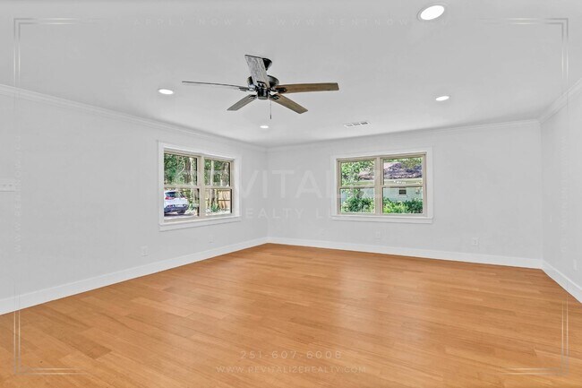 Building Photo - Newly Renovated 3 Bed / 2.5 Bath with Doub...