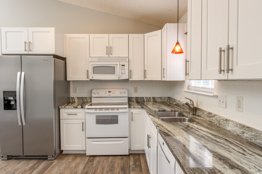 Building Photo - 512 Crescentwood Ct