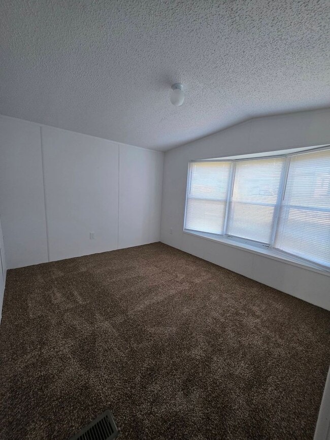 Building Photo - Ready to Move in