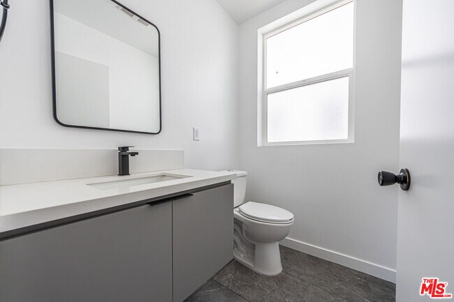 Building Photo - 6700 Balboa Blvd