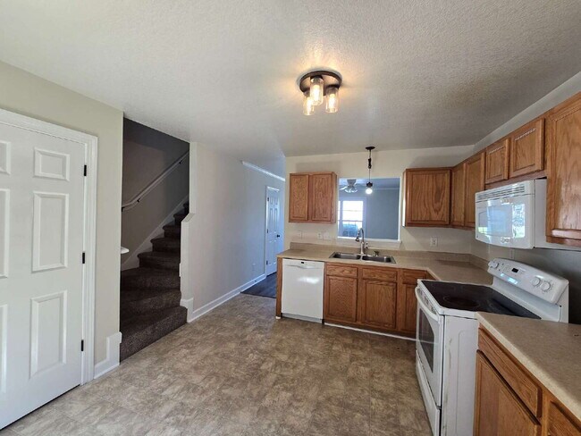 Building Photo - "Charming 2-Bed Townhouse Retreat on Streamwood Drive – Perfect Balance of Comfort and Convenience!"