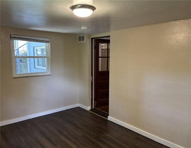 Building Photo - 931 Hilltop St