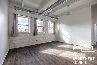 Building Photo - 932 W Dakin St