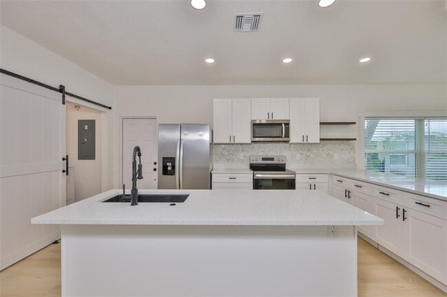 Building Photo - 829 18th St S