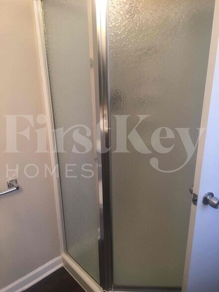 Building Photo - 410 S Villa Ave