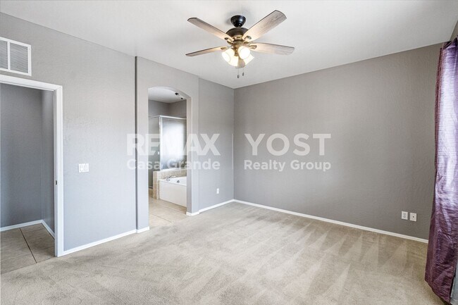 Building Photo - Cozy home on large lot with pool and Solar!