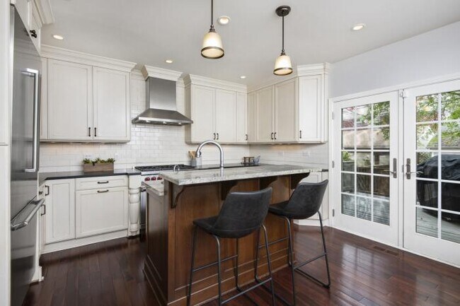 Building Photo - 5 bedroom in Chicago IL 60614