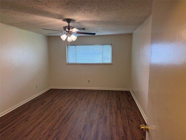 Building Photo - 214 Kings Ct