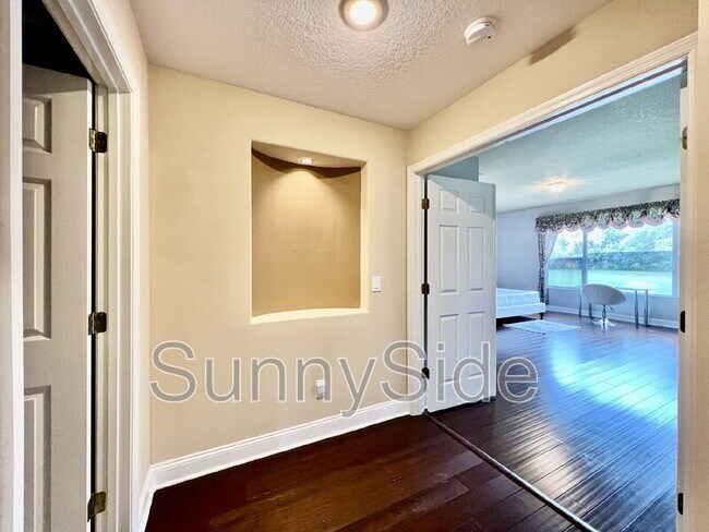 Building Photo - 1565 The Oaks Blvd
