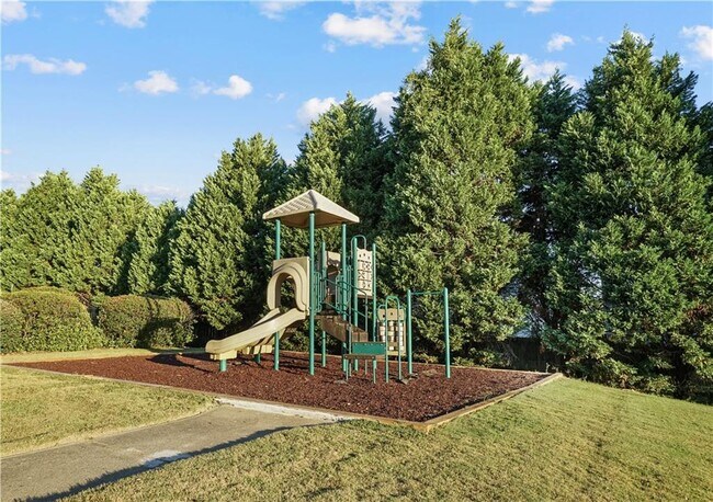 Building Photo - 1938 Dilcrest Dr