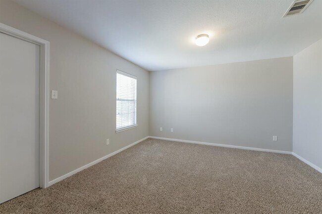 Building Photo - 2811 Roaring Oaks Ln