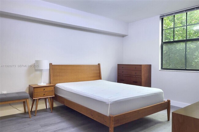 Building Photo - 1919 Van Buren St